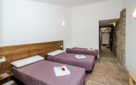 Habitación con tres camas